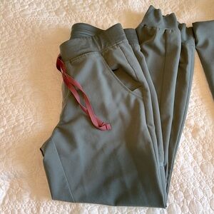 Figs scrubs XS Catarina top with small joggers. Moss color USED